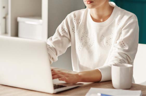women_laptop_t.jpg
